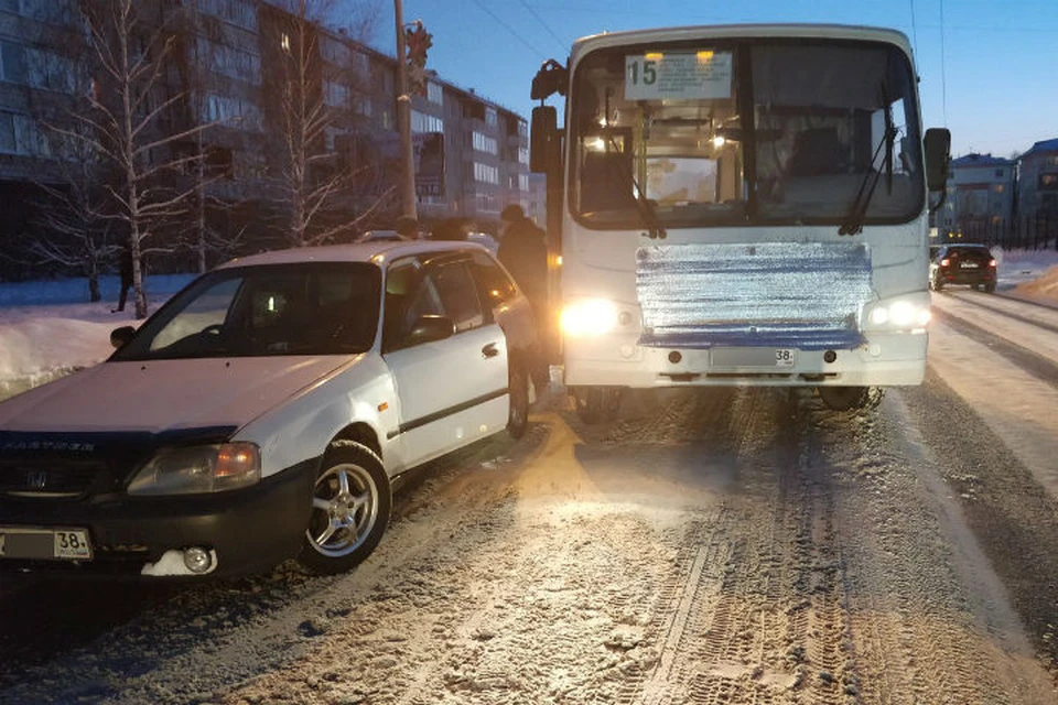 Ангарский таксист подставил свой автомобиль под автобус, чтобы спасти зажатого в дверях ребенка. Фото: "Живой Ангарск".