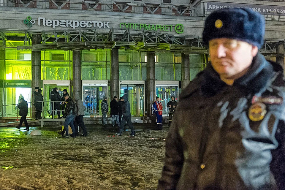 Вечер 27 декабря, полицейские у места взрыва в магазине "Перекресток".
