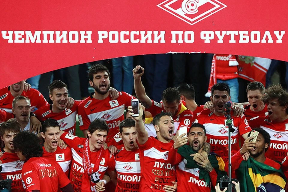 Спустя 16 лет красно-белые вновь стали чемпионами страны по футболу. ФОТО Сергей Фадеичев/ТАСС