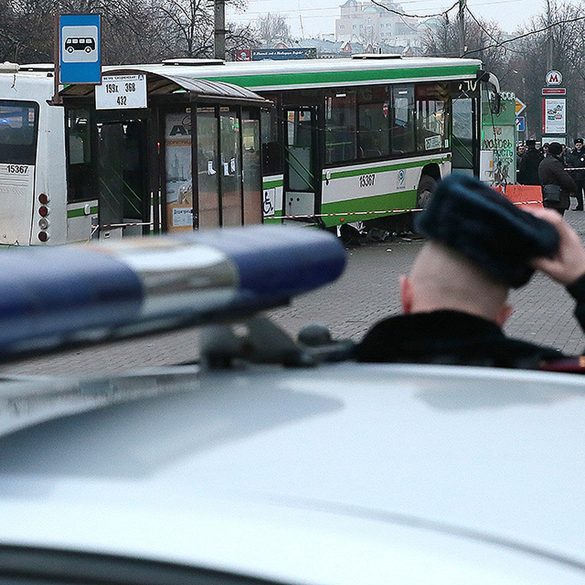 Очевидцы ДТП у метро «Сходненская»: «Иномарка подрезала автобус, его  водитель резко вильнул вправо и въехал в остановку» - KP.RU