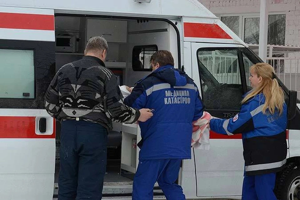 Двое мужчин и женщина сейчас в больнице.