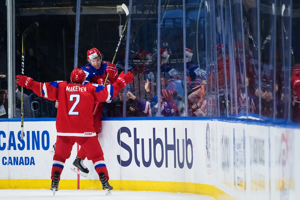 Сборная России сыграет с командой США в четвертьфинале молодежного чемпионата мира по хоккею.