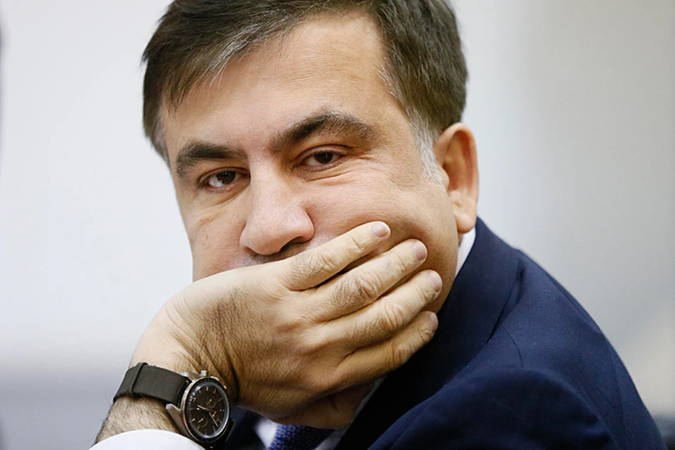 Остается Саакашвили, закусив галстук, возвращаться в Нидерланды, где его ждет супруга с двумя сыновьями