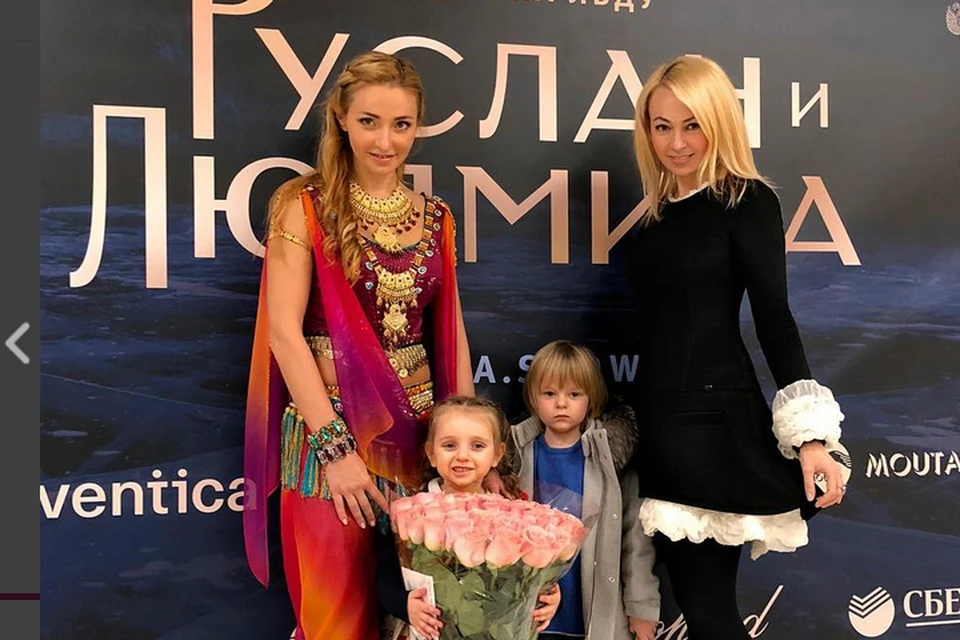 Яна Рудковская вместе с младшим сыном 7 января посетила ледовый мюзикл Татьяны Навки «Руслан и Людмила»