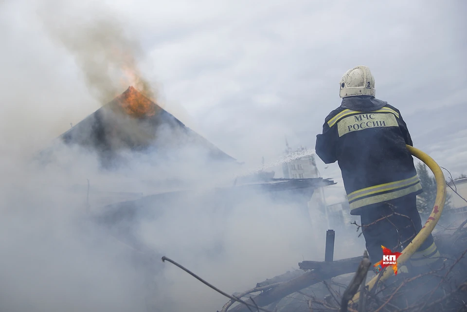 Накануне в уральской столице произошел пожар в жилом доме на улице Чапаева.