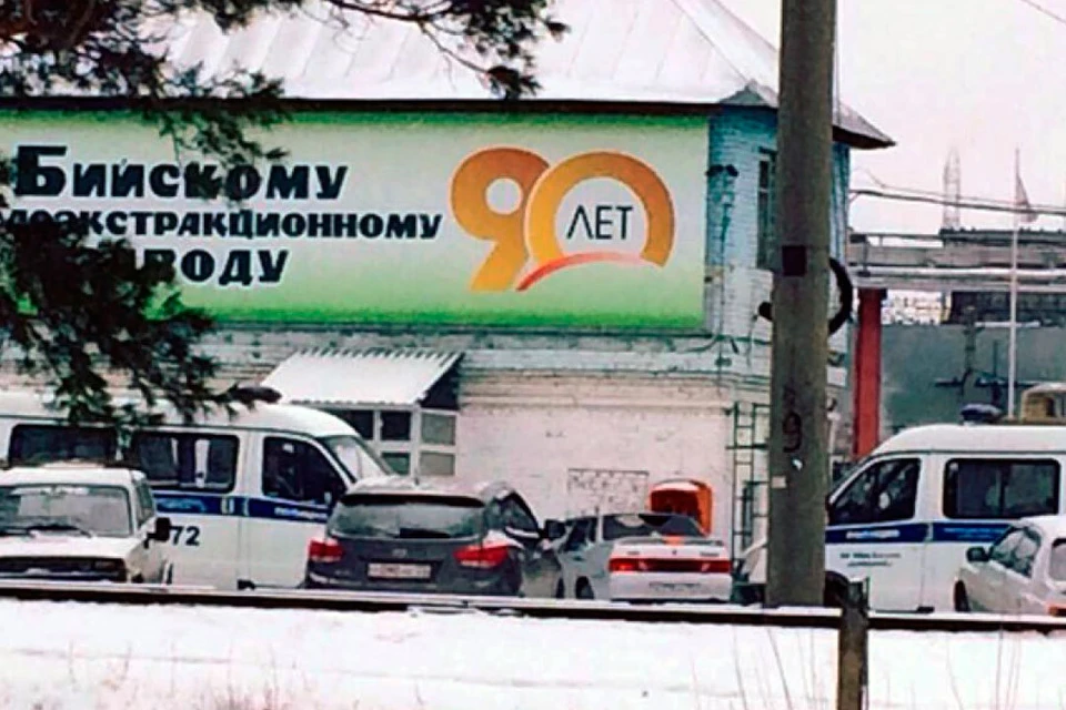 Как сообщили в пресс-службе администрации Бийска, в одном из цехов завода взорвался расширительный бачок котла.