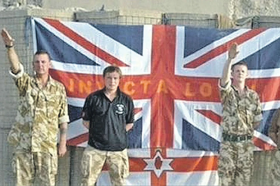 Это фото сделано на одной из британских баз в Афганистане. Военнослужащие зигуют на фоне национального флага. Снимок попал в печать, разразился скандал, но военных и не подумали уволить со службы. Фото: youtube.com