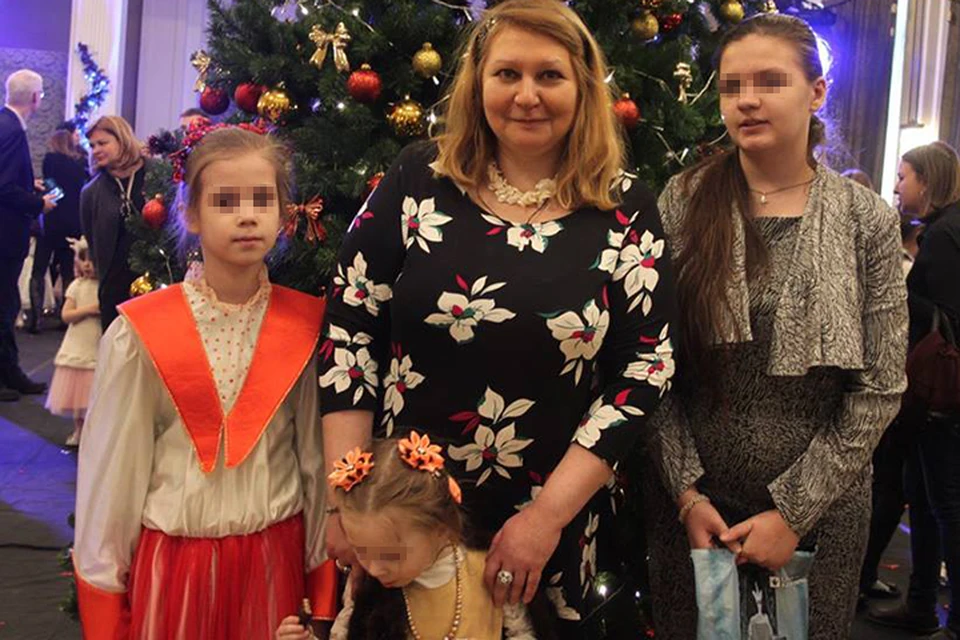 Юлия Абрамова теперь разрывается между двумя больницами. Две младшие дочери в одной, третья - на другом конце Москвы