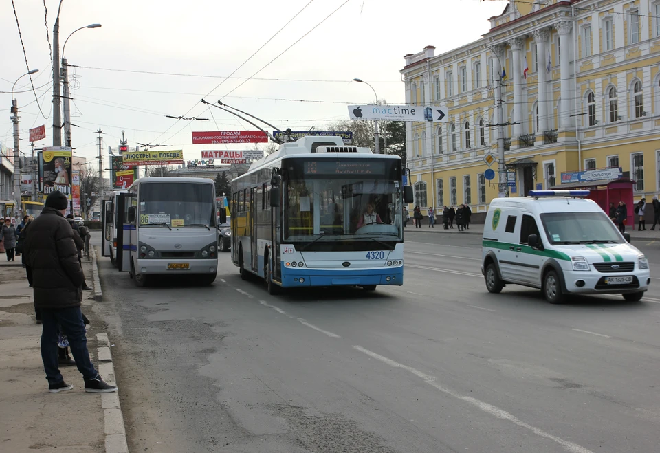 К лету во всех троллейбусах в Крыму появятся электронные системы оплаты проезда.