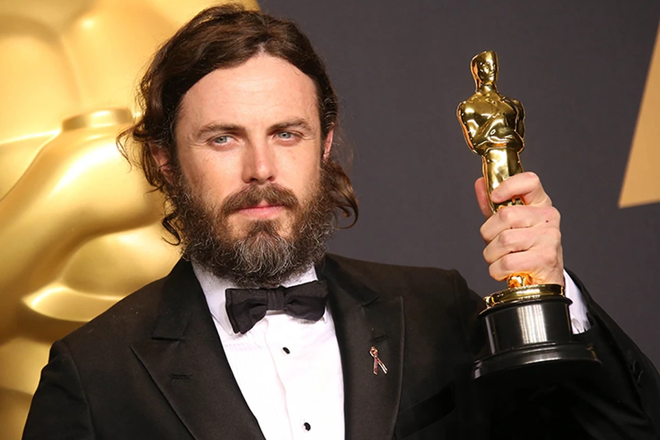 По традиции, принятой на церемонии, актер, выигравший «Оскар» за лучшую мужскую роль, вручает награду лучшей актрисе в следующем году. В 2017 году Аффлек стал лауреатом «Оскара» за роль в фильме «Манчестер у моря»