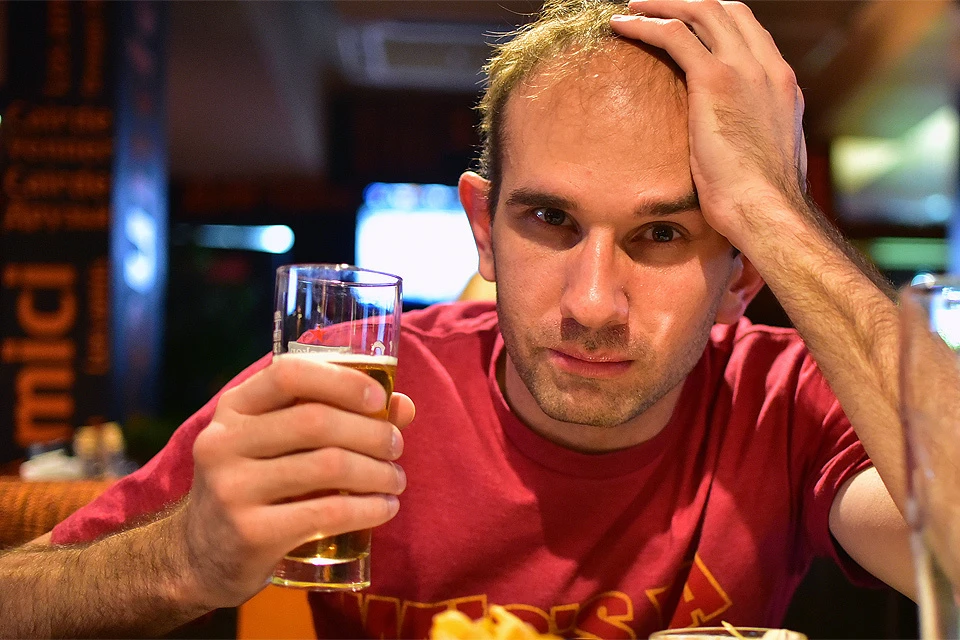 Даже 10 граммов чистого алкоголя (треть пинты пива) уже влияют на мозг, притормаживая его функции.