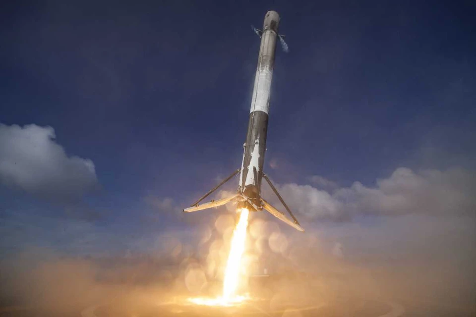 Посадка первой ступени ракеты Falcon 9. ФОТО SpaceX