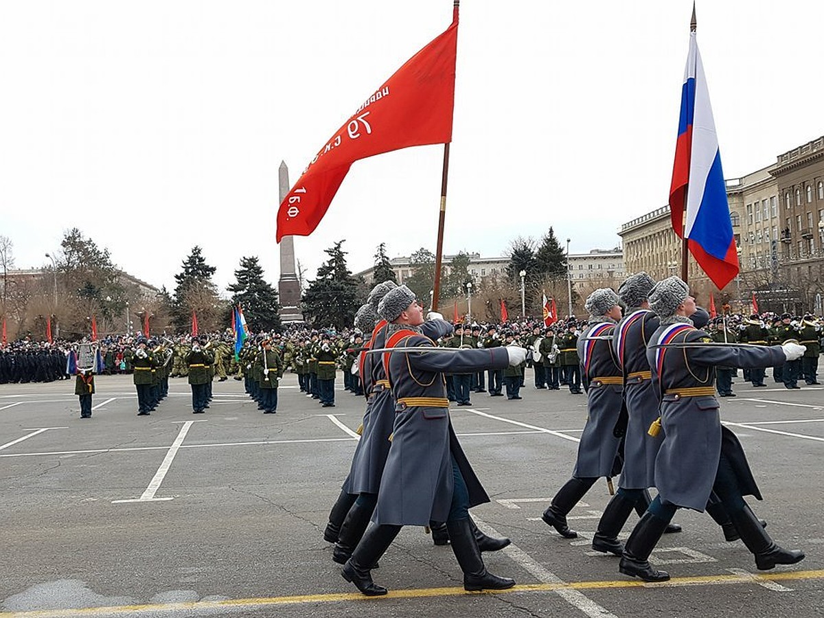 Военные объяснили, почему на Знамени Победы на параде в Волгограде не видно  серп и молот - KP.RU