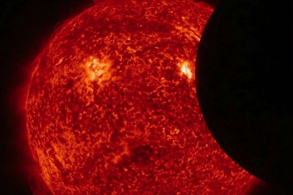Частичное солнечное затмение: вид из космоса.