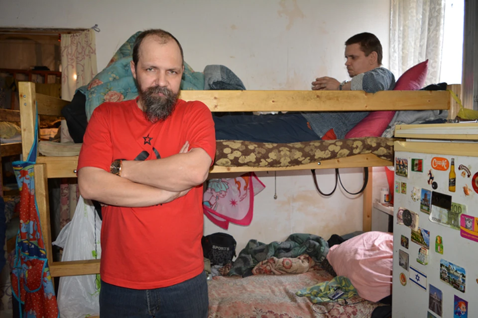 Вячеслав Головин (на переднем плане) уже много лет помогает бездомным.
