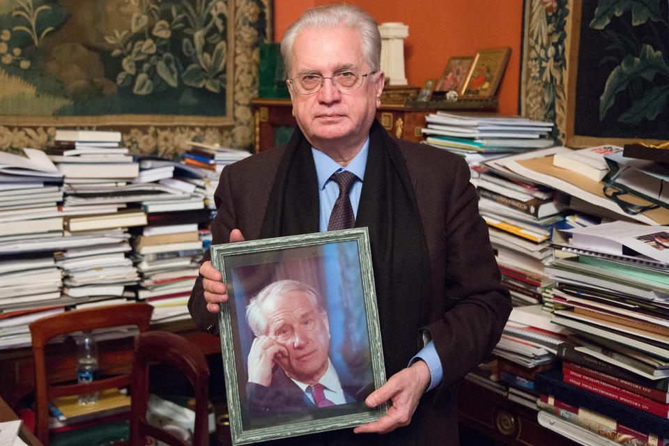 Михаил Пиотровский с портретом отца