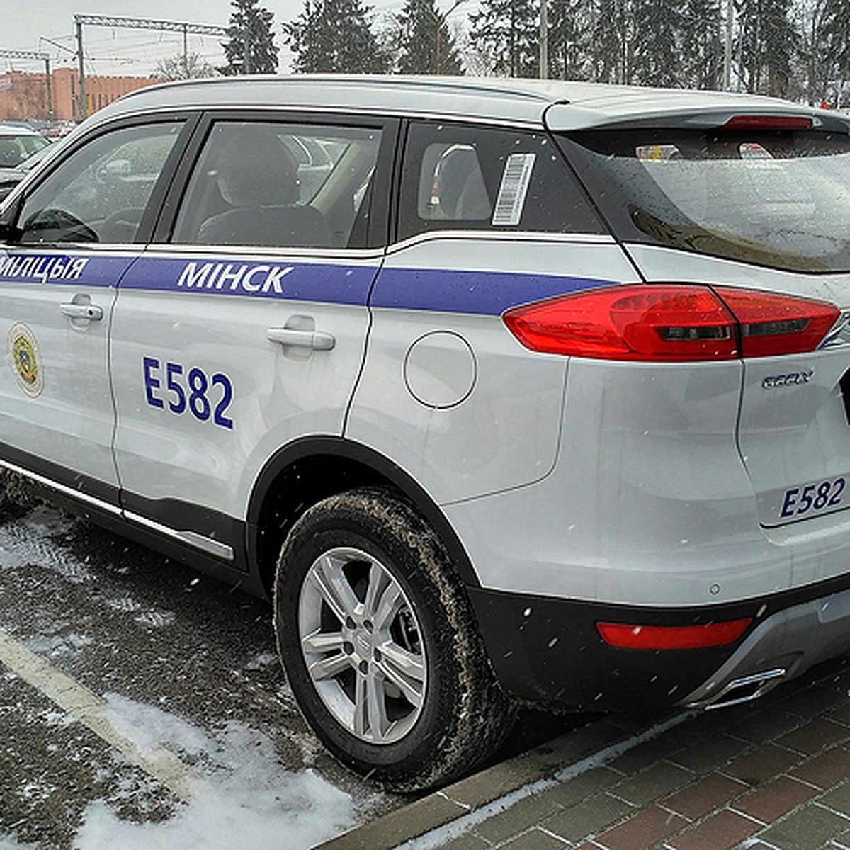 Белорусский Geely Atlas в России будет стоить на $3400 дешевле, чем в  Беларуси? - KP.RU