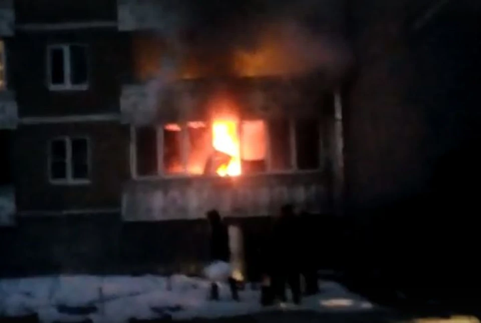 Пожарные выносили пострадавших из горящей квартиры. Фото: Макс Ярый/Инцидент.Екатеринбург