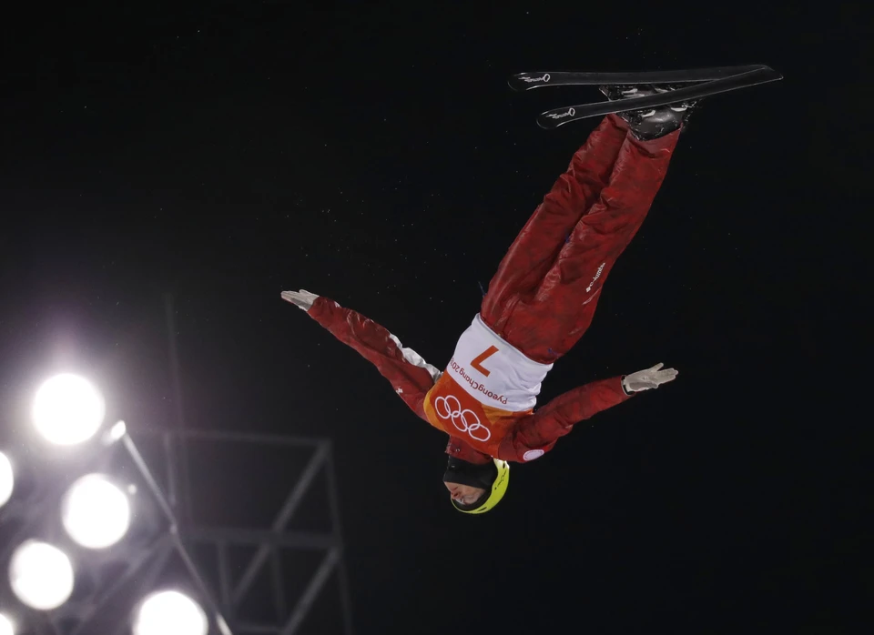 Россиянин Илья Буров во время прыжка на Олимпиаде 2018.