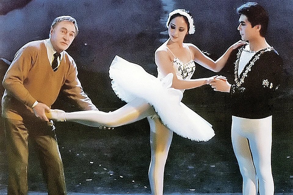 Балетмейстер в исполнении Вячеслава Тихонова учит китайскую балерину, как надо танцевать партию в «Лебедином озере».