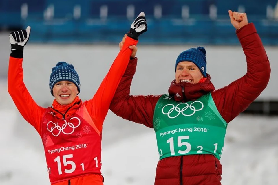 Александр Большунов и Денис Спицов (слева) принесли серебряную медаль в копилку российской сборной.