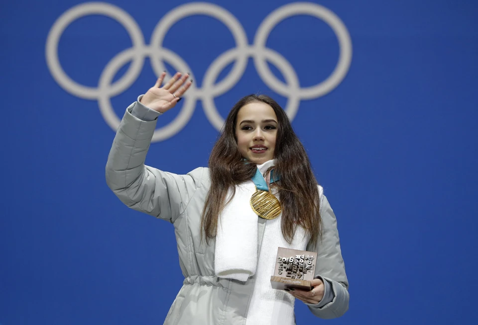 Россиянка Алина Загитова с медалью Пхенчхана.