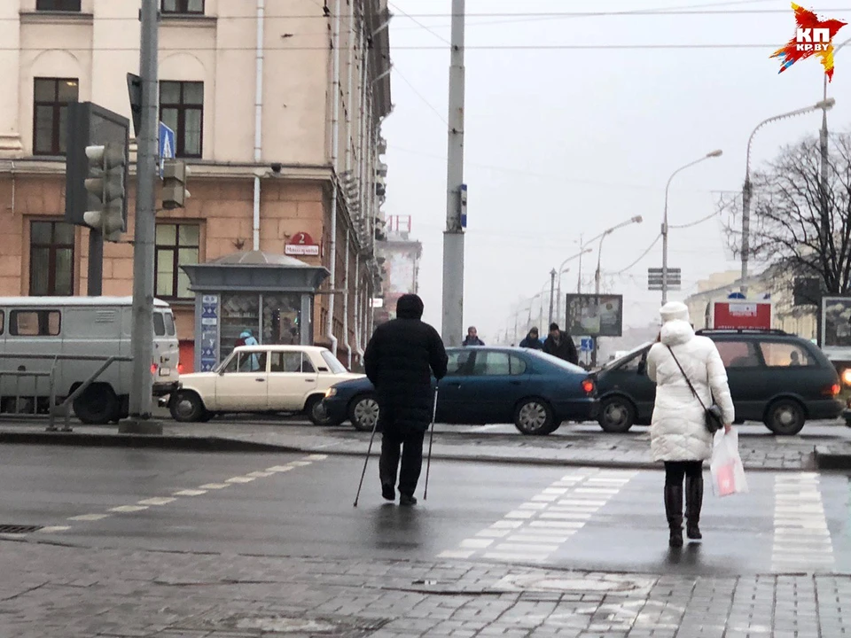Заниматься скандинавской ходьбой можно как на снегу, так и на асфальте.