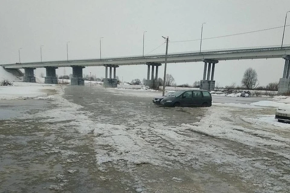 Из-за паводка на Припяти под Житковичами полностью закрыли переправу. Фото: vk.com/ztk_online