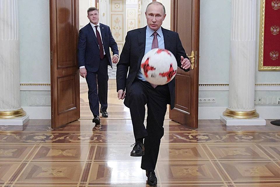 Наравне с легендами футбола, мастерски жонглировал мячом и президент России Владимир Путин. Фото: Алексей Дружинин/ТАСС