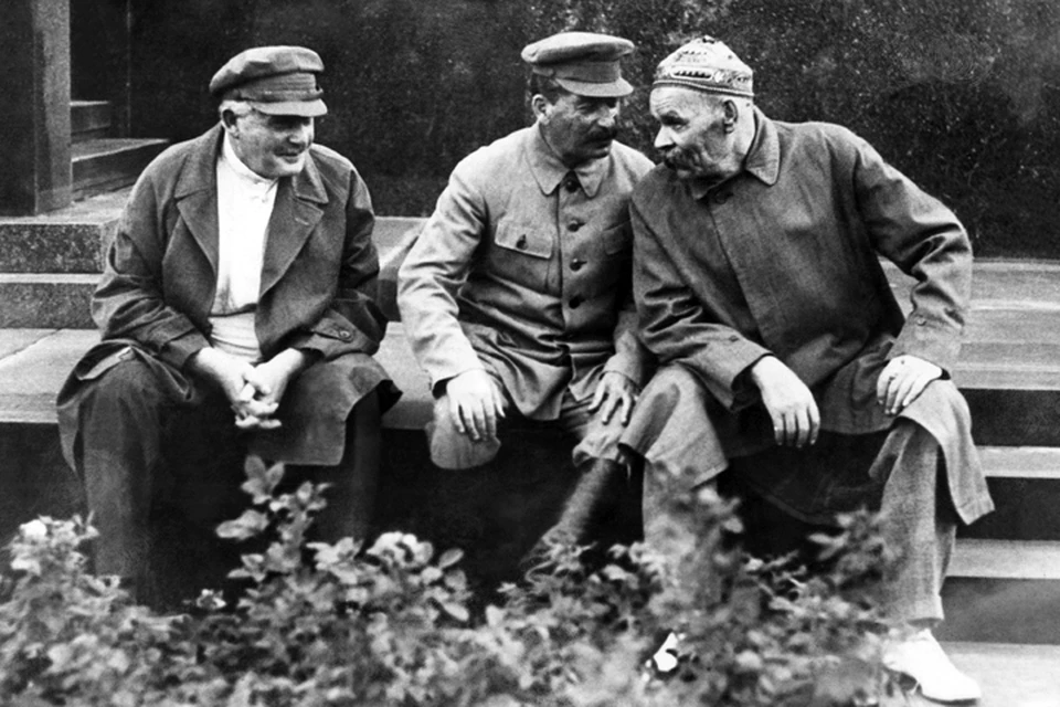 Одно из немногих сохранившихся фото Енукидзе. На снимке Авель Софронович со Сталиным и Максимом Горьким