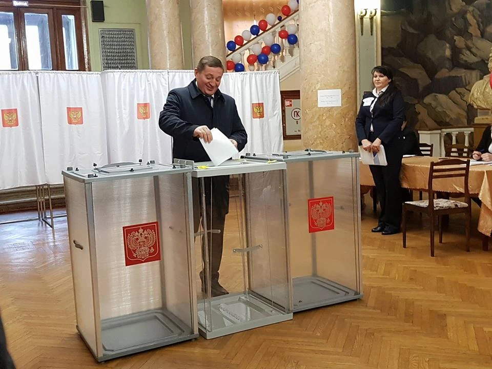 Первым в Волгограде проголосовал Андрей Бочаров.
