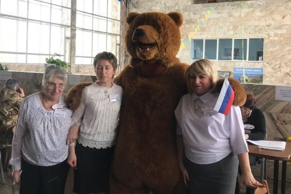 Сибиряк пришел на выборы президента России 2018 в костюме медведя