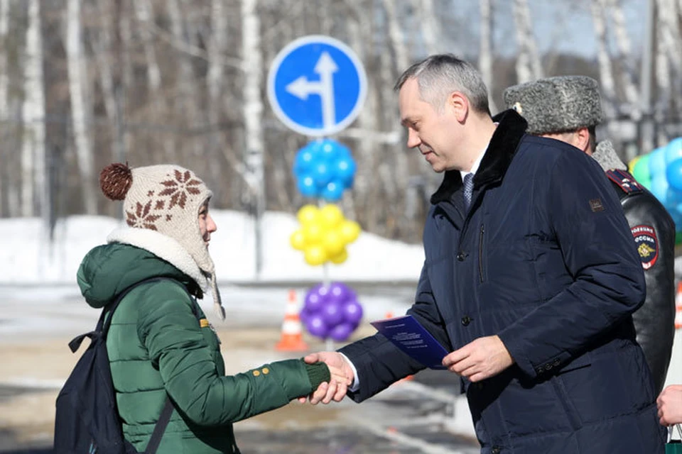 Андрей Травников посетил первую в Сибири автошколу для инвалидов. Фото пресс-службы правительства Новосибирской области