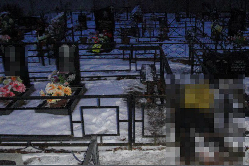 Люди, пришедшие на кладбище, сначала подумали, что кто-то бросил на снег куртку. Фото: пресс-служба СУ СКР по Псковской области.
