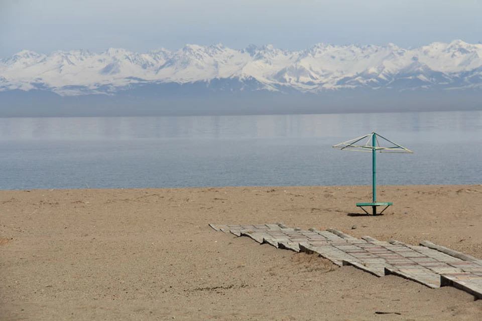 Чистый и спокойный Иссык-Куль пока отдыхает. До начала летнего туристического сезона осталось чуть более двух месяцев.