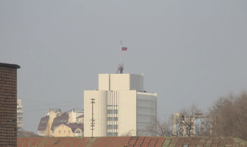 Приспущенный флаг на администрации Приморского края