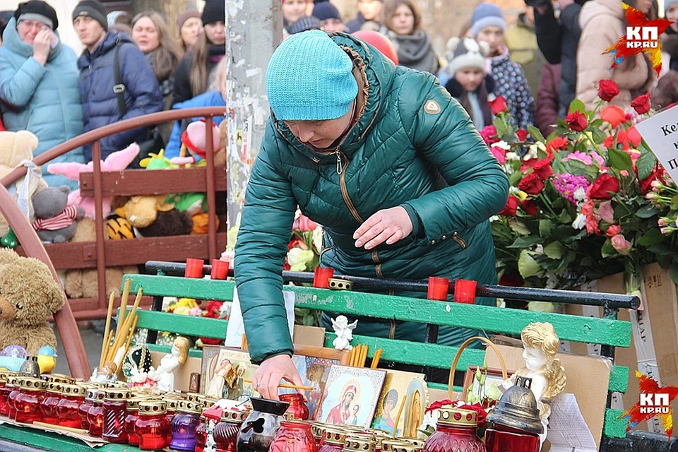 К месту трагедии в Кемерове люди продолжают нести цветы.