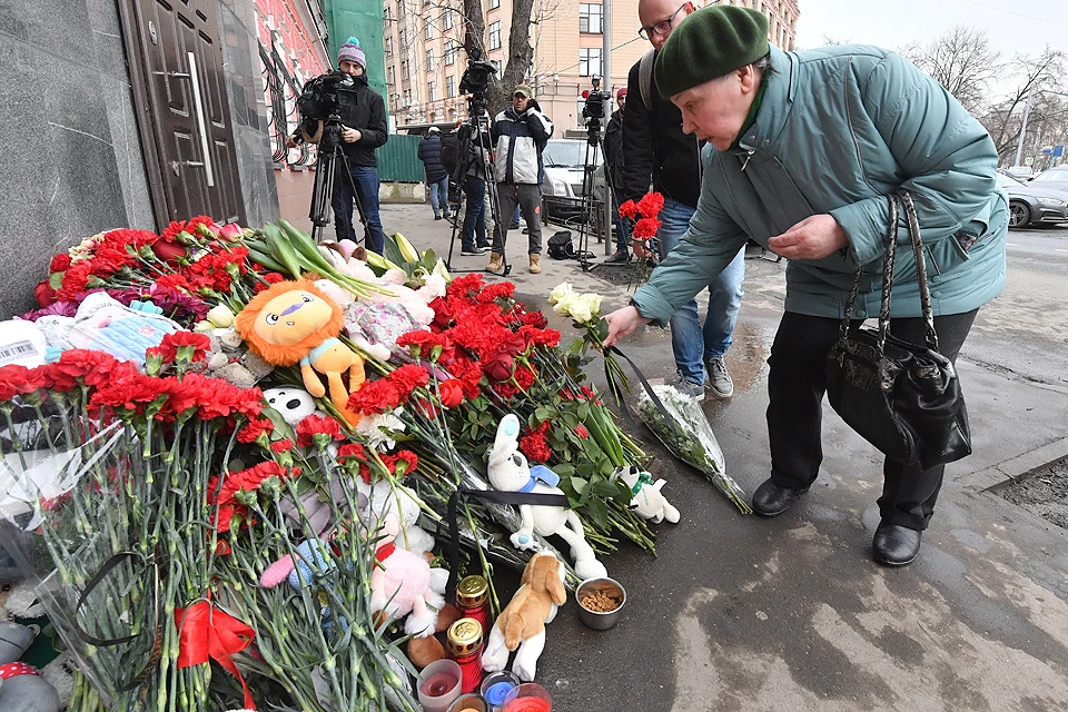 Цветы скорби у входа в Представительство администрации Кемеровской области при правительстве РФ в Москве.