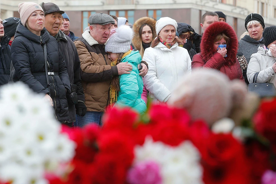 Сегодня в Кемерово прошли первые похороны жертв страшного пожара в ТРЦ "Зимняя вишня".