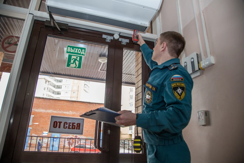 Сотрудники МЧС очень тщательно проверяли торговый центр