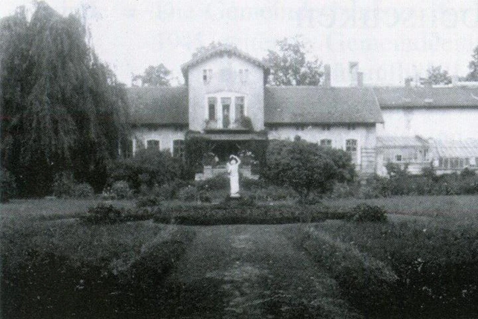 Статуя богини Цереры перед господским домом в имении Абелишкен. Довоенная фотография.