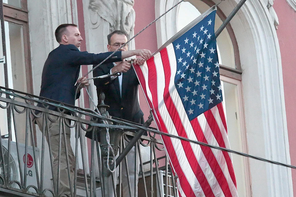 Март 2018 года, сотрудники консульства США в Санкт-Петербурге снимают флаг после новостей о закрытии дипломатического представительства.