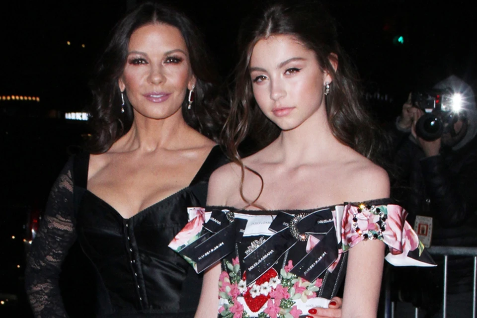 На вечеринке в честь показа новой коллекции Dolce&Gabbana в Нью-Йорке Кэтрин Зета-Джонс появилась вместе с 14-летней дочерью Кэрис.