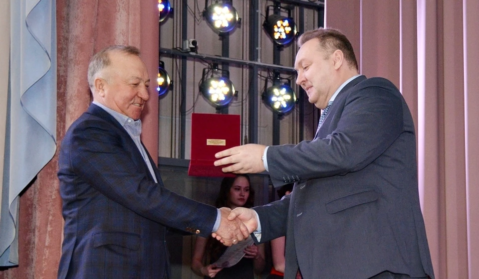 Вице-губернатор Сергей Сушков (справа) вручил медаль имени Т.С. Мальцева главе фермерского хозяйства Николаю Шаманину.