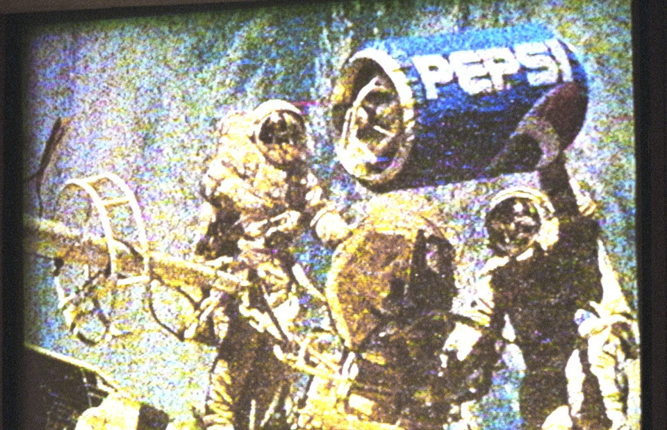 Космонавты с надувной банкой "Пепси" в космосе, кадр из трансляции 1996 года. ФОТО Неменов Александр/Фотохроника ТАСС