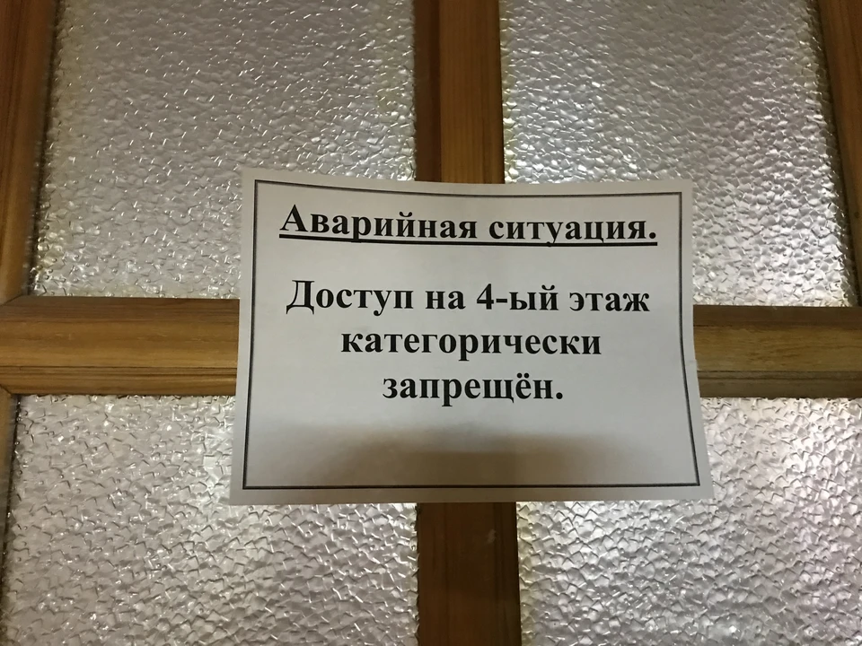 В гимназии №33 закрыли целый корпус. Причина - аварийная крыша.