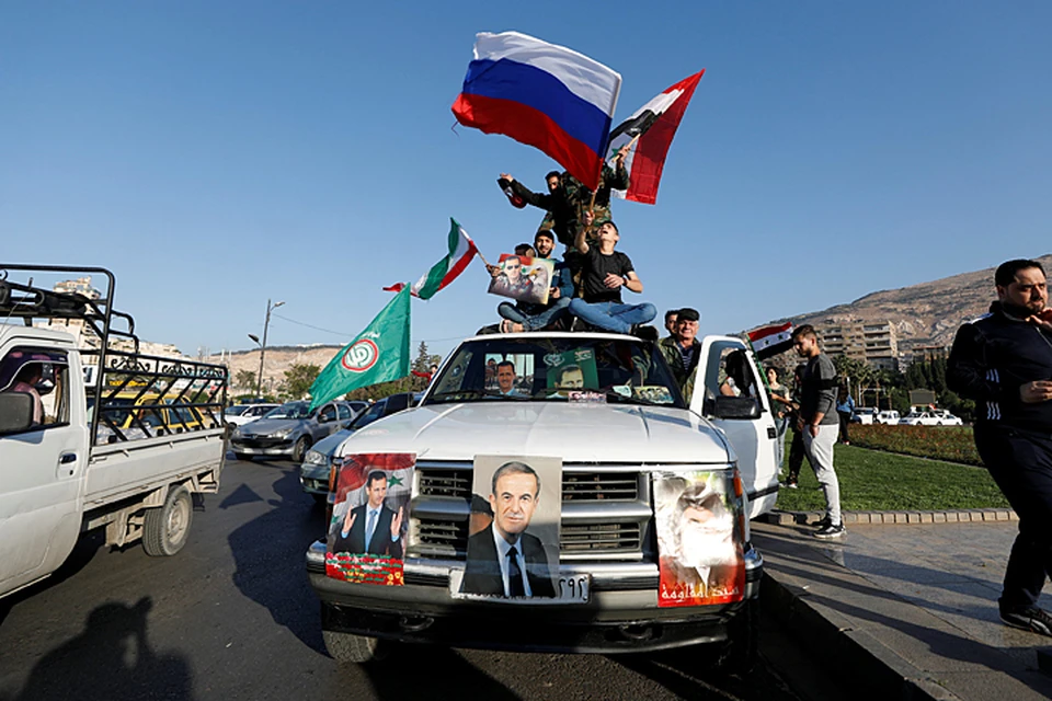 После обстрела сирийцы вышли на улицу, демонстрируя уверенность в своей победе