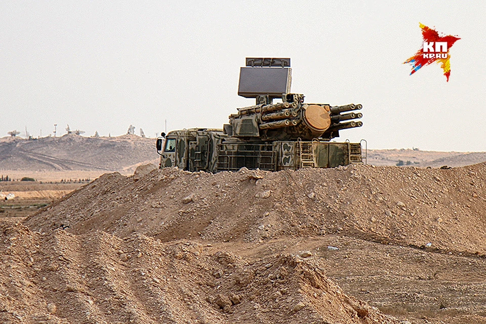Российский зенитный ракетно-пушечный комплекс (ЗРПК) "Панцирь-С1" возле одного из объектов сирийской армии. ФОТО - эксклюзив "КП".