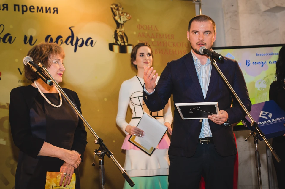 Один из ведущих программы «По живому» Валентин Алфимов на церемонии вручения премии