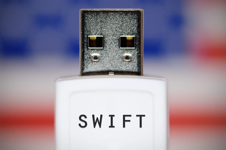 О том, что SWIFT не будет присоединяться к антироссийским санкциям заявил гендиректор компании Готфрид Лейбрандт.